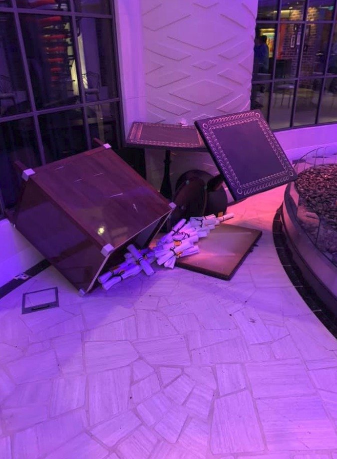 Náraz větru nahnul výletní parník společnosti Norwegian Cruise nad hladinu moře, židle a stoly se sesunuly na jednu stranu, sklenice a lustry popadaly na zem. Zraněno bylo i několik lidí.