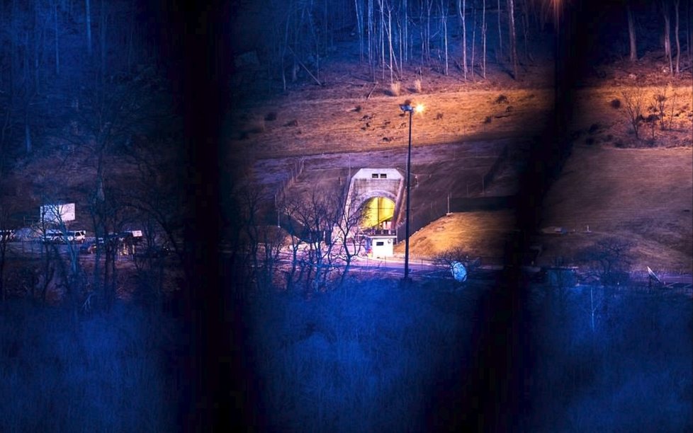 Vchod do bunkru v Pensylvánii. Kryt je stále aktivní a tunel je hlídaný.