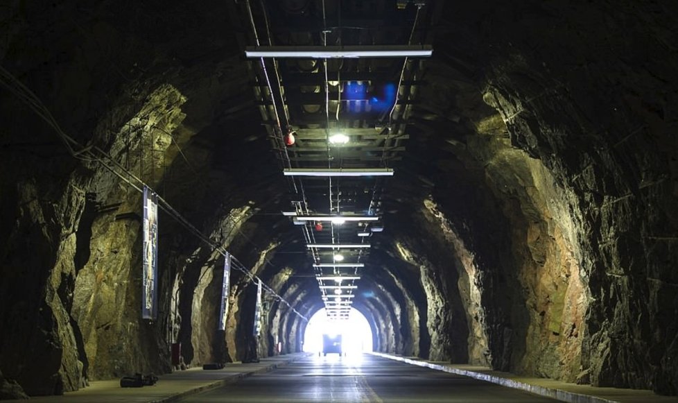 Příjezdový tunel do krytu v Čejenské hoře. Tunel vede také na velitelství NOMADu.