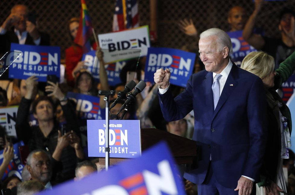 Joe Biden po americkém „superúterý“ vede nad svým stranickým kolegou Berniem Sandersem v souboji o zisk demokratické nominace pro letošní prezidentské volby v USA.