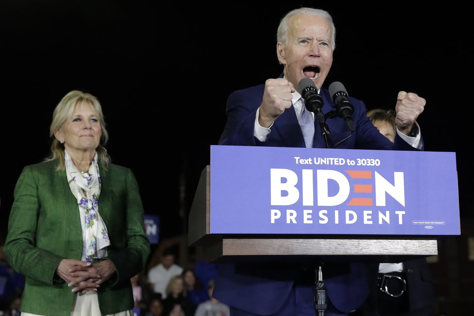 Joe Biden po americkém „superúterý“ vede nad svým stranickým kolegou Berniem Sandersem v souboji o zisk demokratické nominace pro letošní prezidentské volby v USA.