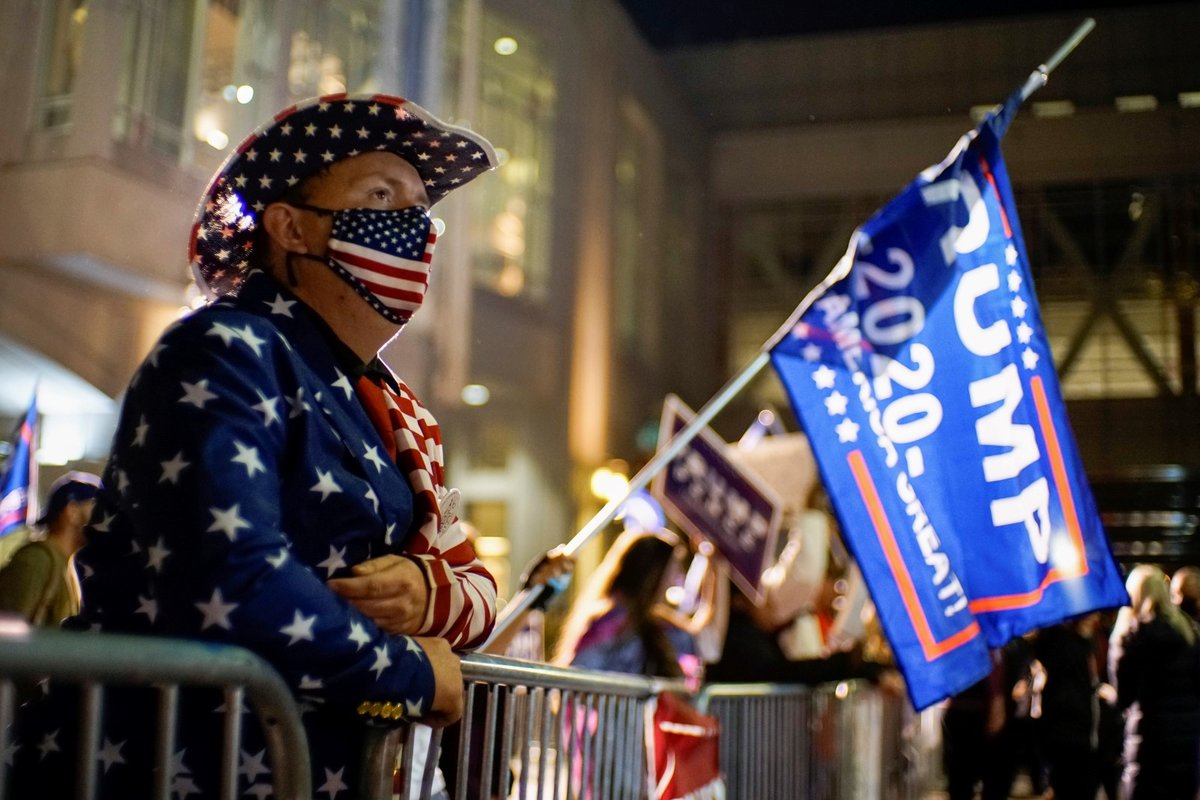 Příznivci Demokratů i Republikánů před budovou, kde se sčítají volební hlasy ve Filadelfii (7. 11. 2020)