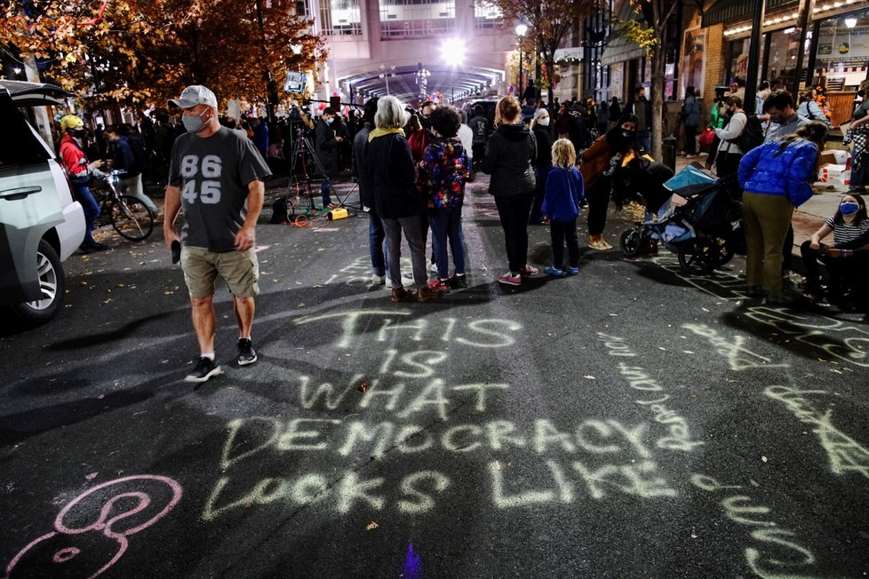 Příznivci Demokratů i Republikánů před budovou, kde se sčítají volební hlasy ve Filadelfii (7. 11. 2020)
