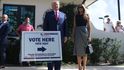 Exprezident Donald Trump s manželkou Melanií u volební místnosti v Palm Springs. (8.11.2022)