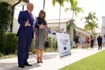 Exprezident Donald Trump s manželkou Melanií u volební místnosti v Palm Springs. (8.11.2022)