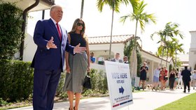 Exprezident Donald Trump s manželkou Melanií u volební místnosti v Palm Springs. (8.11.2022)