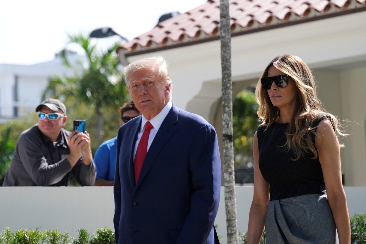 Exprezident Donald Trump s manželkou Melanií u volební místnosti v Palm Springs. (8.11.2022)