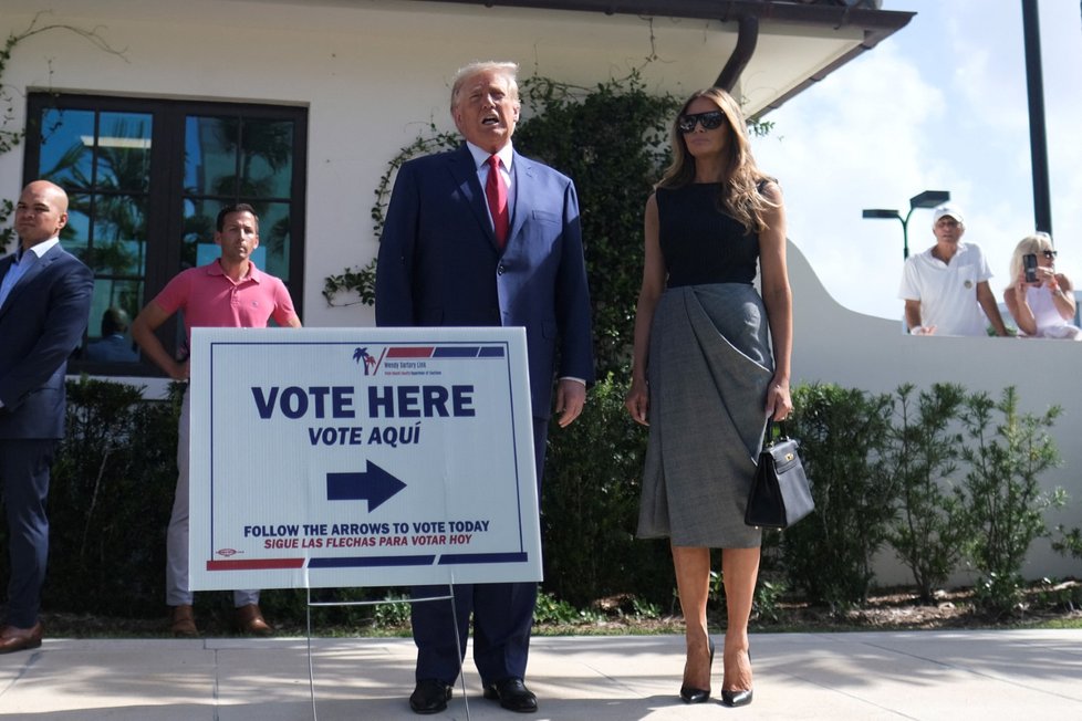 Exprezident Donald Trump s manželkou Melanií u volební místnosti v Palm Springs