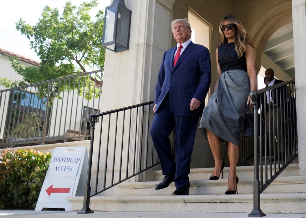 Exprezident Donald Trump s manželkou Melanií u volební místnosti v Palm Springs