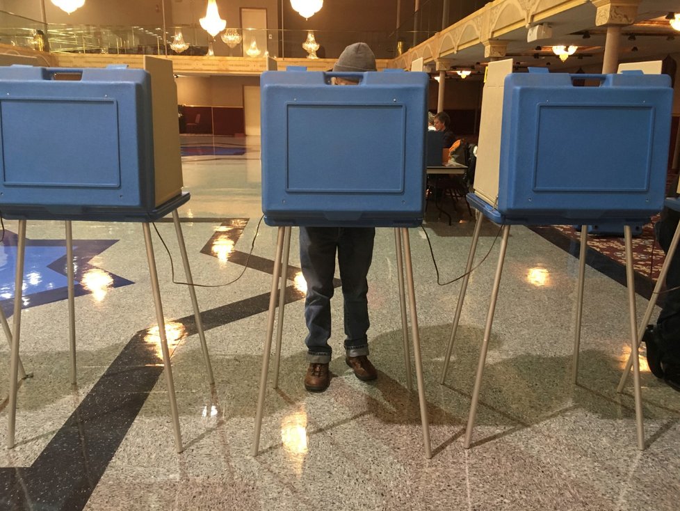 Volby do Kongresu USA: O volby byl velký zájem, tvořily se fronty, docházelo k problémům s hlasovacími zařízeními (6.11.2018)