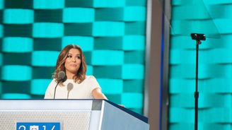 Herečka Eva Longoria odpověděla Trumpovi na hnusný útok: „Můj otec není znásilňovač, ale veterán války“