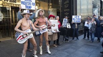 Nejotužilejší zastánci Trumpa na světě stojí před Trump Tower