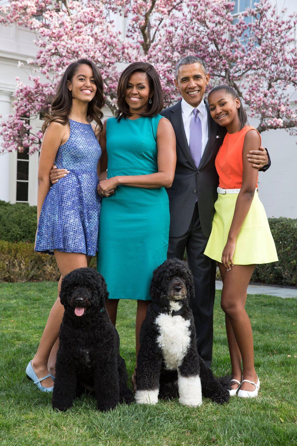 Rodina Obamových: (zleva) Malla, Michelle, Barrack a Sasha, dole pejsci Bo a Sunny