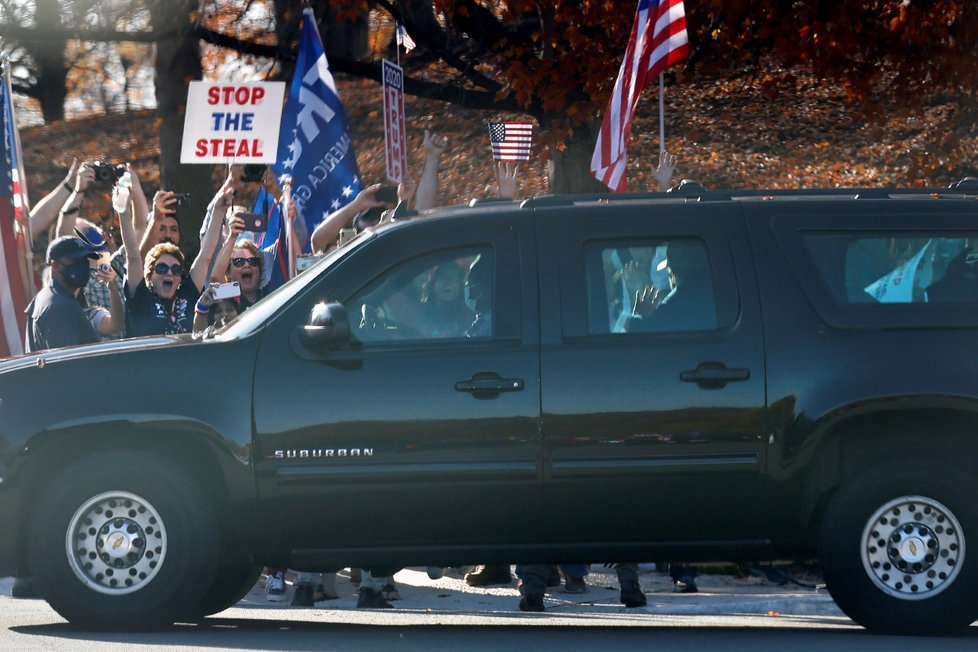 Prezident Donald Trump opouští golfový klub. Právě tam byl ve chvíli, kdy média oznámila vítězství jeho rivala Joea Bidena.