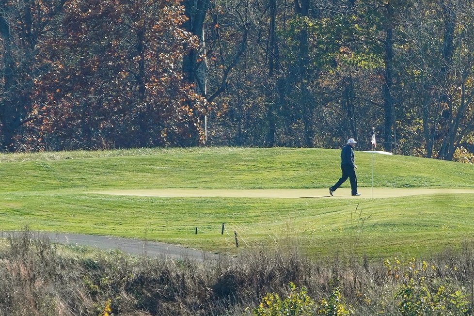 V době, kdy média oznámila vítězství jeho rivala, byl Donald Trump na golfu.