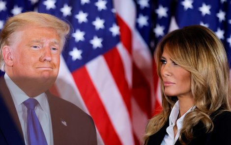 Americký prezident Donald Trump s manželkou Melanií  při prvním povolebním projevu.