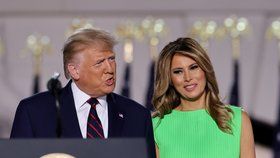 Donald Trump přijal oficiálně republikánskou nominaci do boje o Bílý dům. Doprovodila ho manželka Melania (28. 8. 2020).