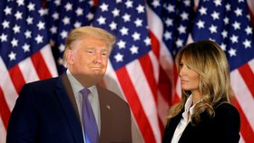 Americký prezident Donald Trump s manželkou Melanií  při prvním povolebním projevu.