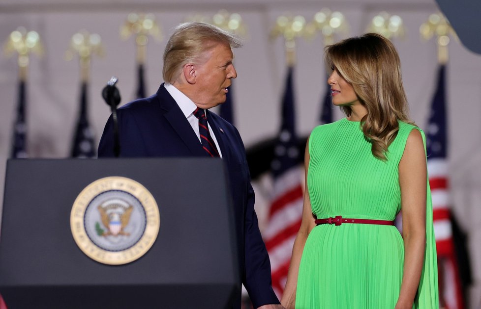 Donald Trump přijal oficiálně republikánskou nominaci do boje o Bílý dům. Doprovodila ho manželka Melania (28.8.2020)