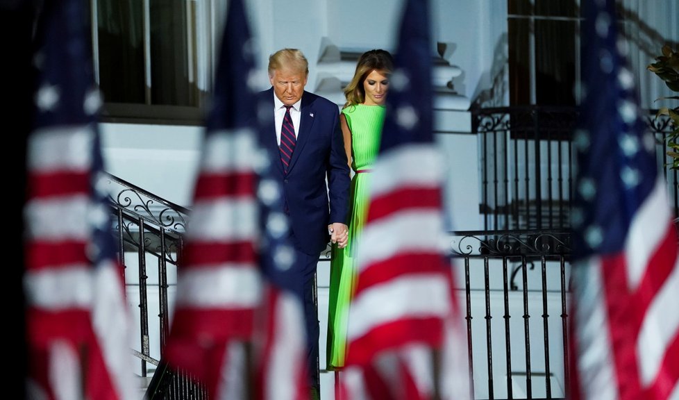 Donald Trump přijal oficiálně republikánskou nominaci do boje o Bílý dům. Doprovodila ho manželka Melania (28. 8. 2020).