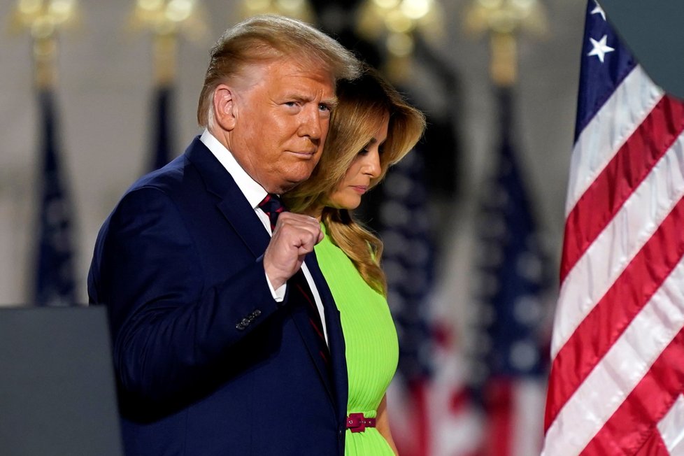 Donald Trump přijal oficiálně republikánskou nominaci do boje o Bílý dům. Doprovodila ho manželka Melania (28. 8. 2020).