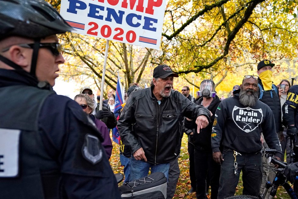 Šarvátku Trumpových příznivců v Salemu musela krotit policie.