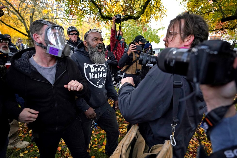 Šarvátku Trumpových příznivců v Salemu musela krotit policie.