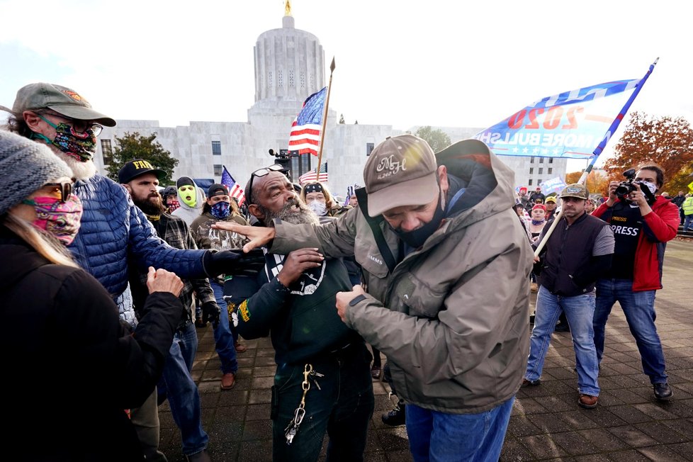 Šarvátku Trumpových příznivců v Salemu musela krotit policie.