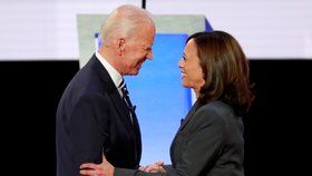 Demokratický uchazeč o úřad amerického prezidenta Joe Biden si jako svou viceprezidentku vybral senátorku za stát Kalifornie Kamalu Harrisovou.