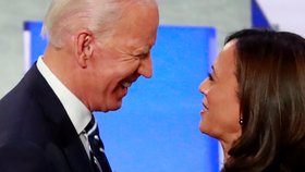 Demokratický uchazeč o úřad amerického prezidenta Joe Biden si jako svou viceprezidentku vybral senátorku za stát Kalifornie Kamalu Harrisovou.