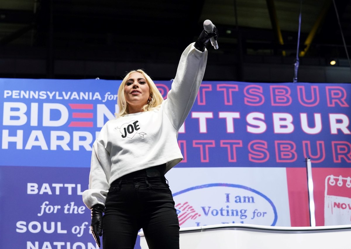 Do finále Bidenovy kampaně v Pittsburghu se zapojila i zpěvačka Lady Gaga.