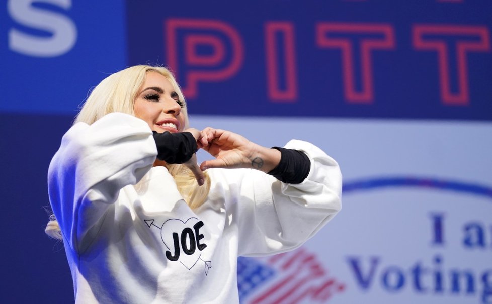 Do finále Bidenovy kampaně v Pittsburghu se zapojila i zpěvačka Lady Gaga.