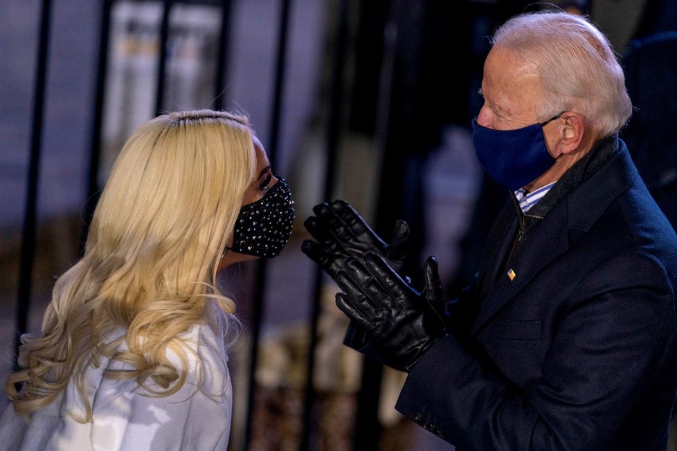 Do finále Bidenovy kampaně v Pittsburghu se zapojila i zpěvačka Lady Gaga.
