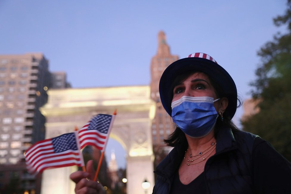 Příznivci Joe Bidena slaví ve Washingtonu, jen kousek od Bílého domu.