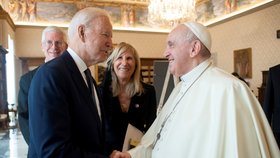 Papež František přijal amerického prezidenta Joea Bidena s manželkou Jill.