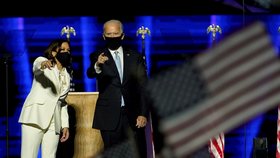 Zvolený prezident Joe Biden se zvolenou viceprezidentkou Kamalou Harrisovou při příchodu k vítěznému projevu ve Wilmingtonu