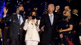 Zvolený prezident Joe Biden a zvolená viceprezidentka Kamala Harrisová s rodinami po vítězném projevu ve Wilmingtonu