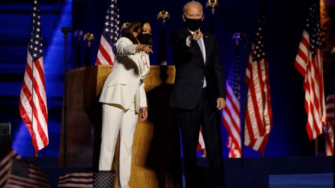Zvolený prezident Joe Biden se zvolenou viceprezidentkou Kamalou Harrisovou při příchodu k vítězném projevu ve Wilmingtonu