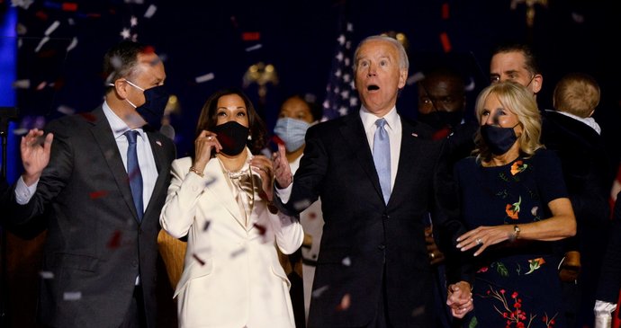 Zvolený prezident Joe Biden a zvolená viceprezidentka Kamala Harrisová s rodinami po vítězném projevu ve Wilmingtonu