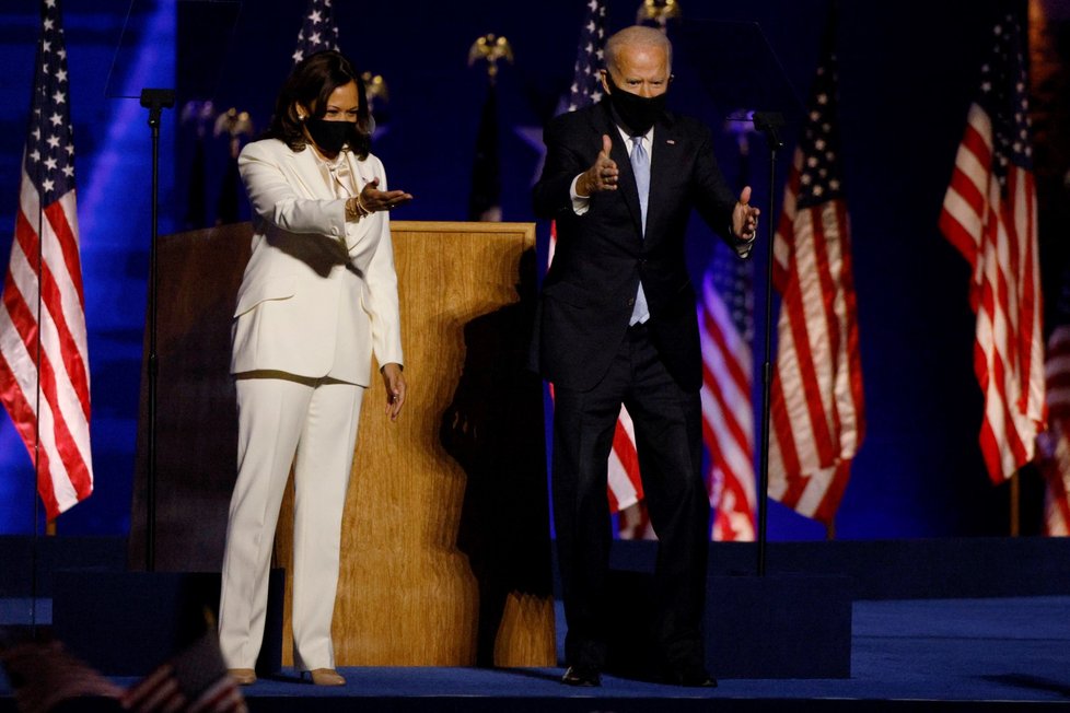 Zvolený prezident Joe Biden se zvolenou viceprezidentkou Kamalou Harrisovou při příchodu k vítězném projevu ve Wilmingtonu