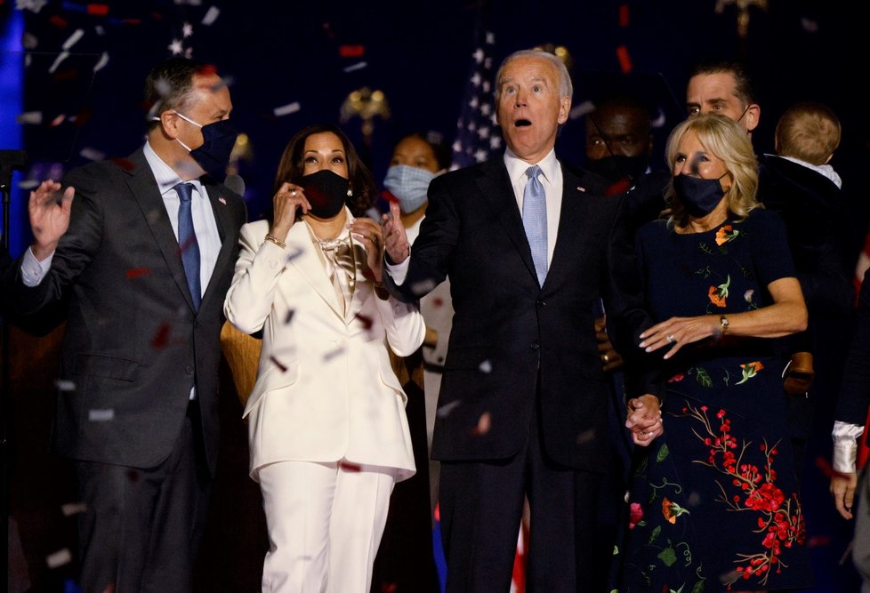 Zvolený prezident Joe Biden a zvolená viceprezidentka Kamala Harrisová s rodinami po vítězném projevu ve Wilmingtonu