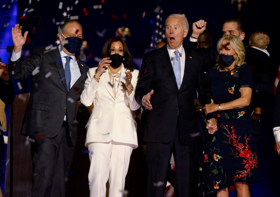 Zvolený prezident Joe Biden a zvolená viceprezidentka Kamala Harrisová s rodinami po vítězném projevu ve Wilmingtonu