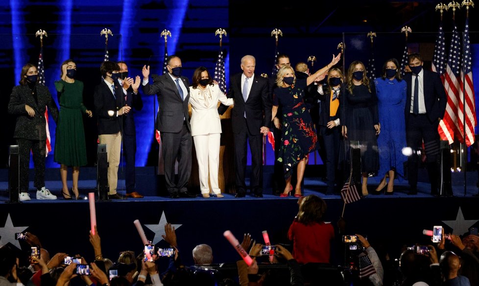 Zvolený prezident Joe Biden a zvolená viceprezidentka Kamala Harrisová s rodinami po vítězném projevu ve Wilmingtonu.