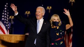 Zvolený prezident Joe Biden s manželkou Jill po vítězném projevu ve Wilmingtonu