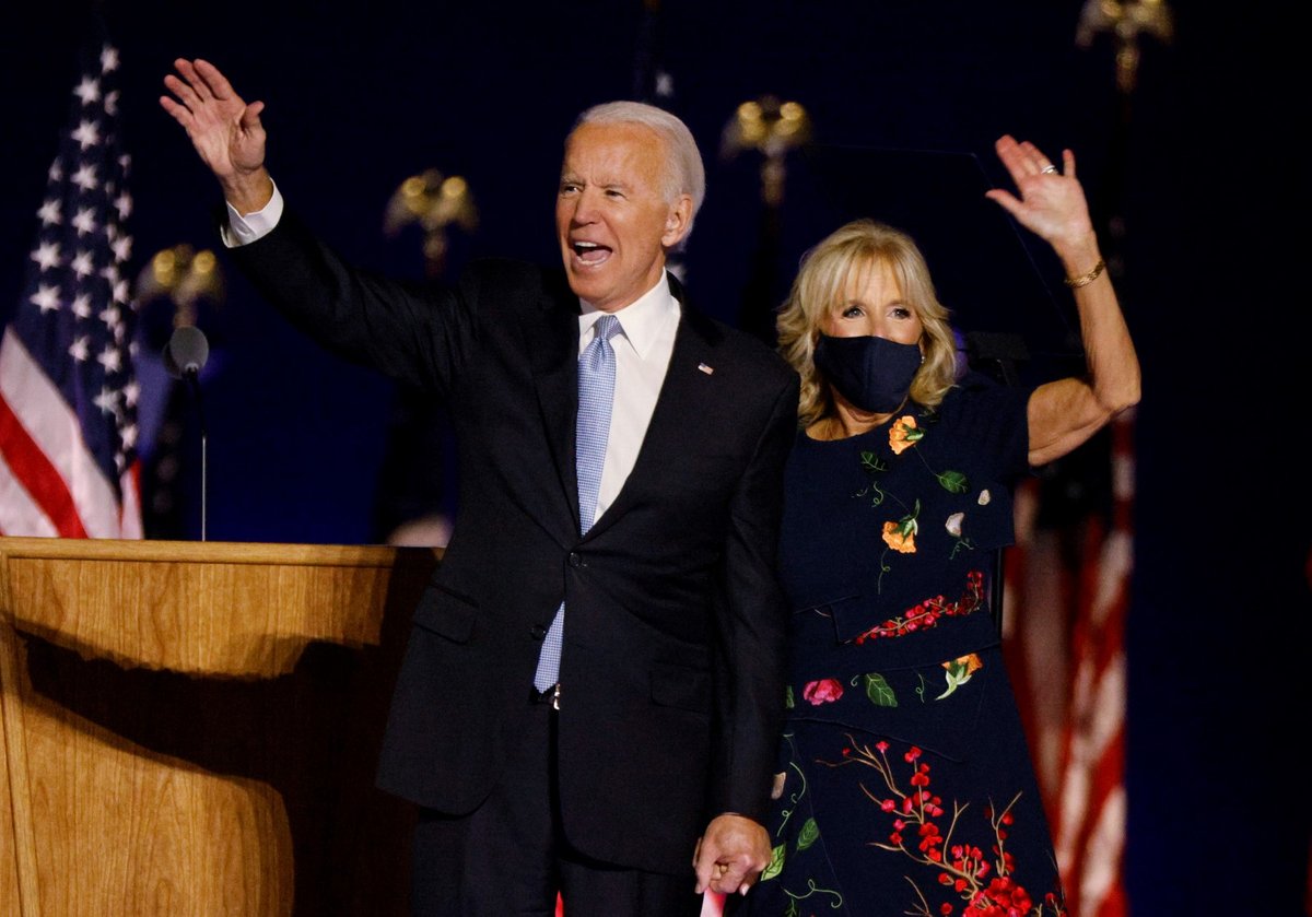 Zvolený prezident Joe Biden s manželkou Jill po vítězném projevu ve Wilmingtonu