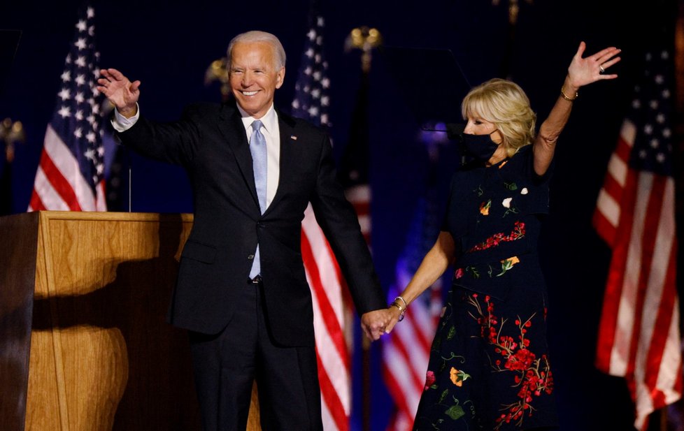 Zvolený prezident Joe Biden s manželkou Jill po vítězném projevu ve Wilmingtonu