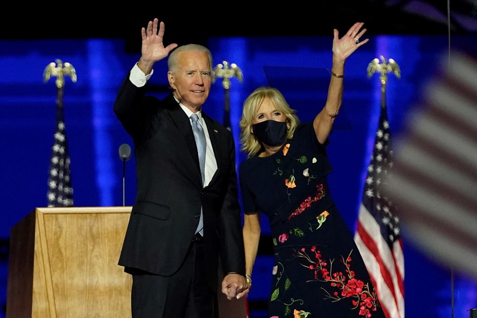 Zvolený prezident Joe Biden s manželkou Jill po vítězném projevu ve Wilmingtonu