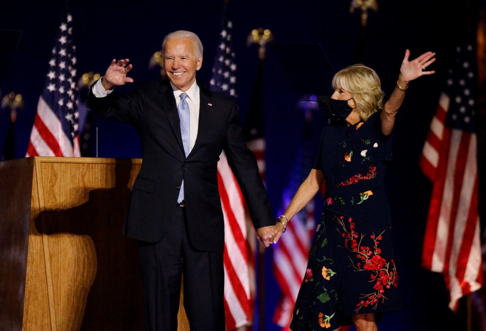 Zvolený prezident Joe Biden s manželkou Jill po vítězném projevu ve Wilmingtonu