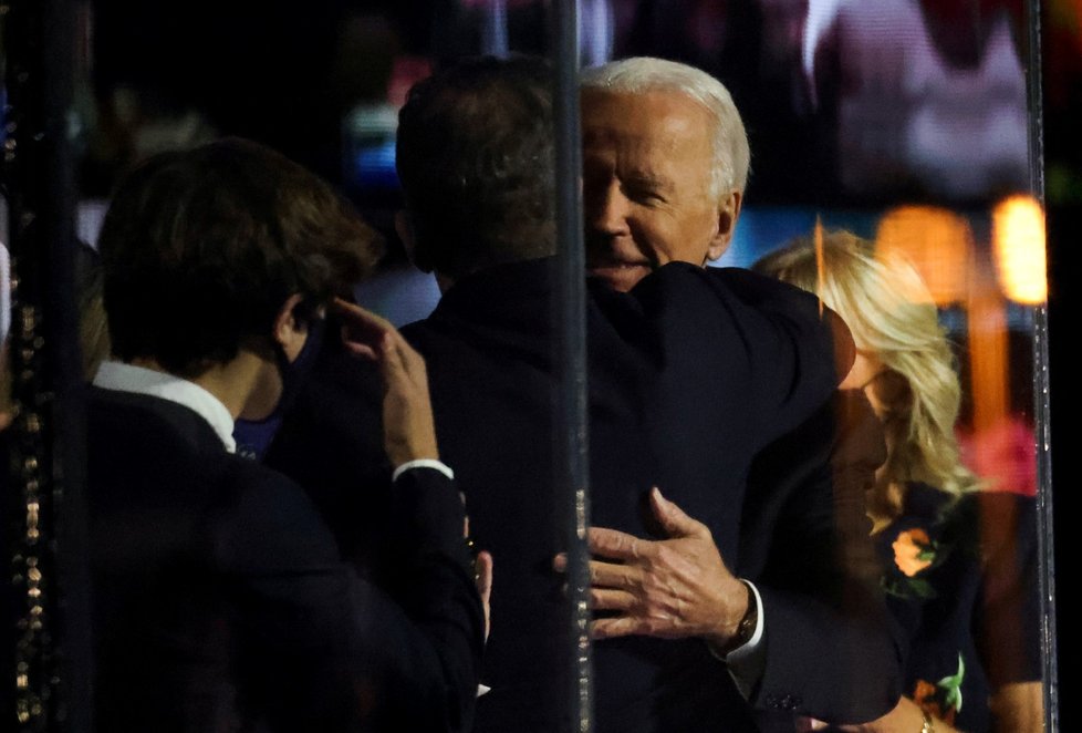 Zvolený prezident Joe Biden s rodinou po vítězném projevu ve Wilmingtonu