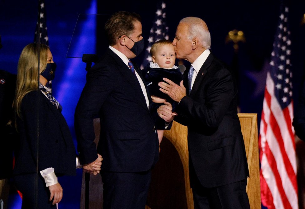 Zvolený prezident Joe Biden s rodinou po vítězném projevu ve Wilmingtonu